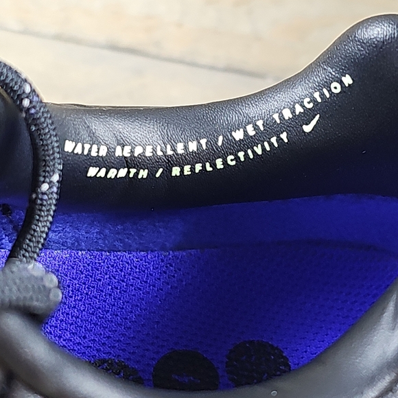 Nike Winflo Sheild 8 Women's Running Shoes Weatherproof features Black Violet - Picture 11 of 11